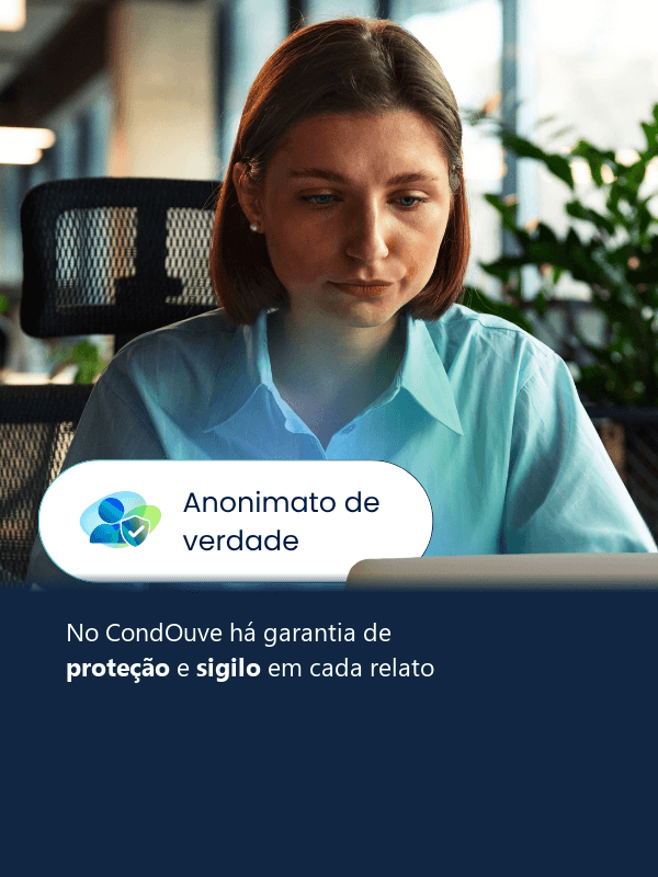 Mulher usando o computador com o selo “Anonimato de verdade”